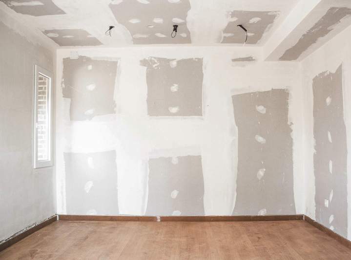 Préparation minutieuse des surfaces pour des finitions soignées